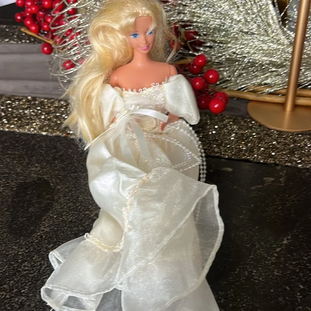 Vintage 1991 dream bride Barbie wedding 12 inch doll. EUC